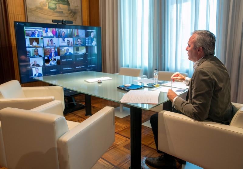 Jorge Azcón, alcalde de Zaragoza, durante la videoconferencia con otros treinta alcaldes 