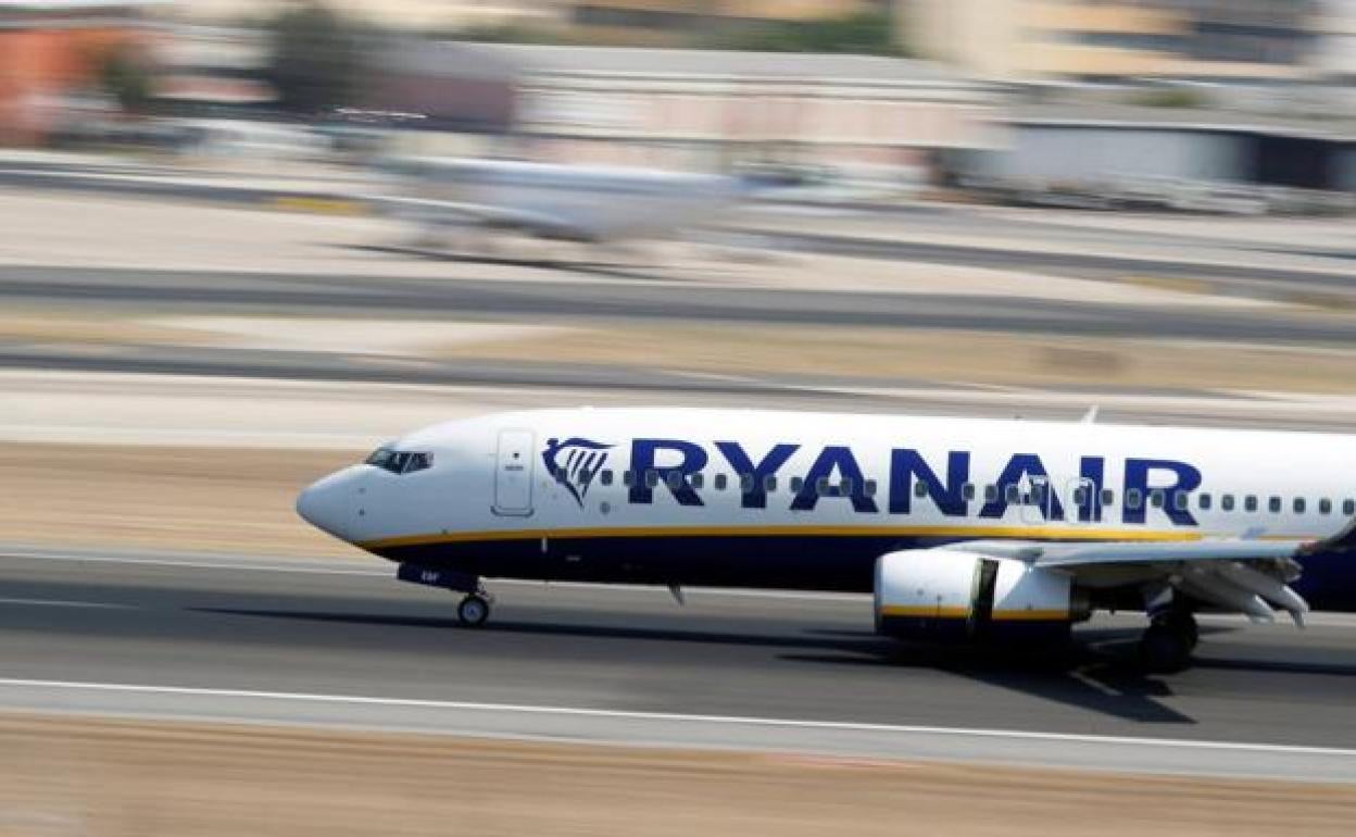 Un avión de Ryanair en la pista de aterrizaje.