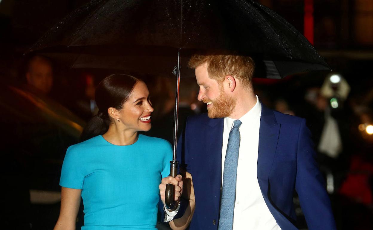 El príncipe Enrique y la duquesa de Sussex, Meghan Markle, durante la asistencia a un acto en Londres antes de la pandemia.