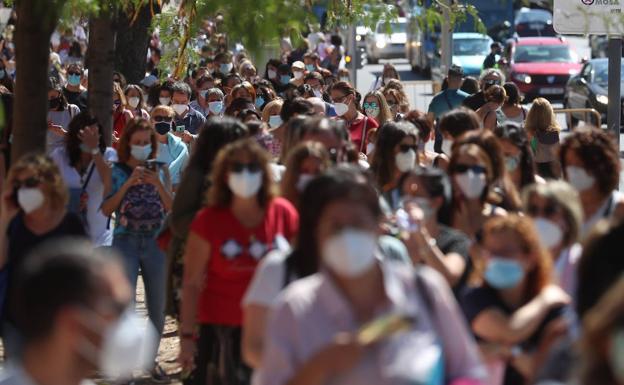 Cola de profesores esperandose para hacerse el test de anticuerpos, en el instituto Virgen de la Paloma, en Madrid.