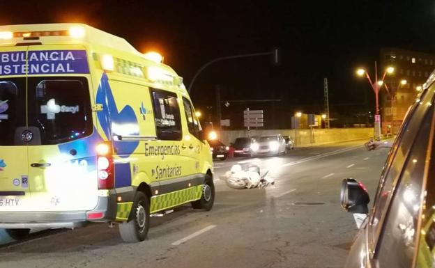 Un motorista resulta herido tras sufrir un aparatoso accidente la Avenida de Quevedo