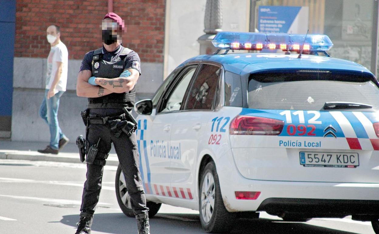 Un agente de la Policía Local de León durante un control.