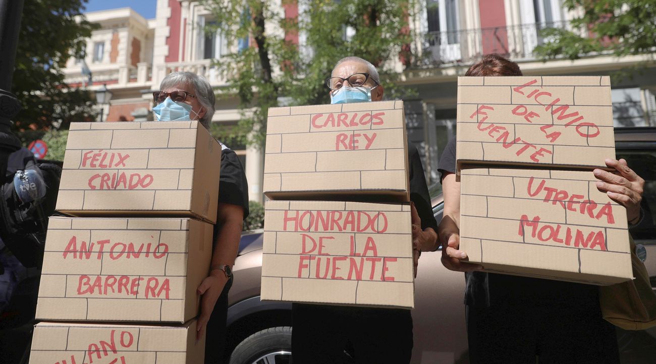 Martín Villa defiende ante la juez argentina su inocencia y alaba el papel de la Transición. Decenas de personas piden, desde diferentes puntos del país, su procesamiento.