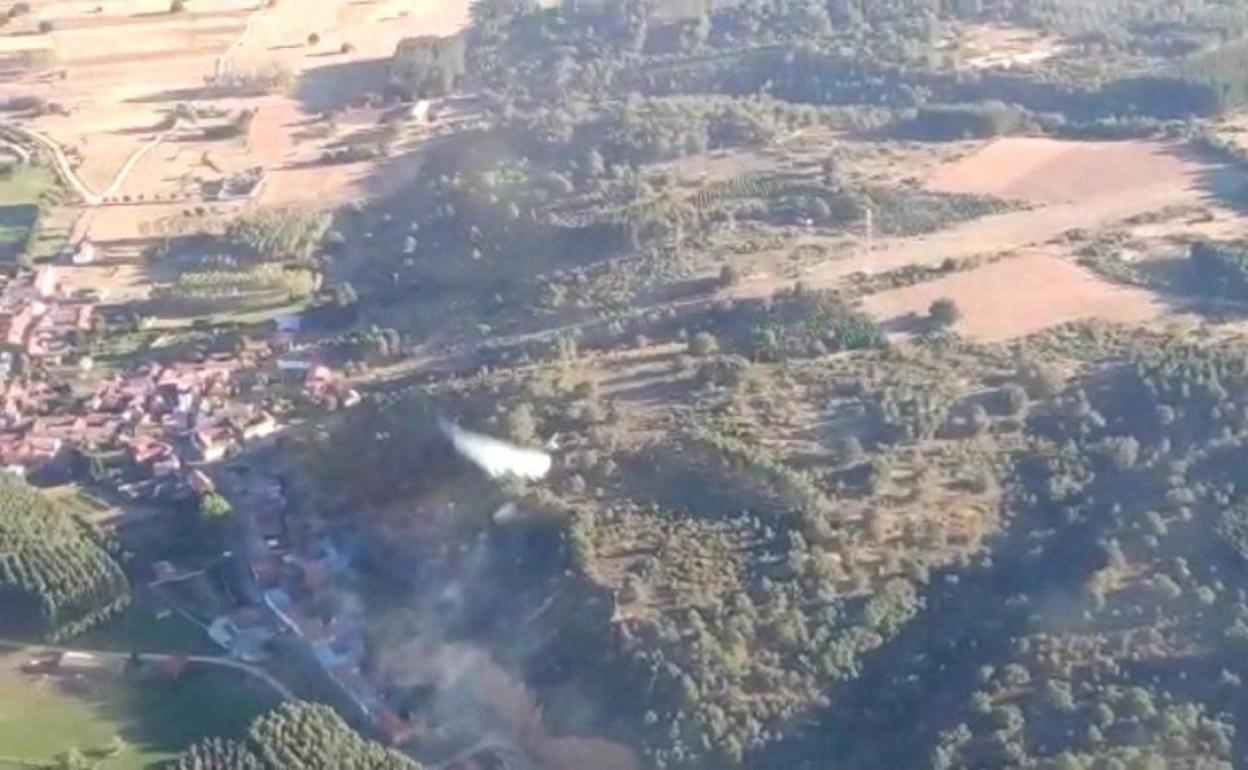 Imagen aérea del fuego declarado en la zona.