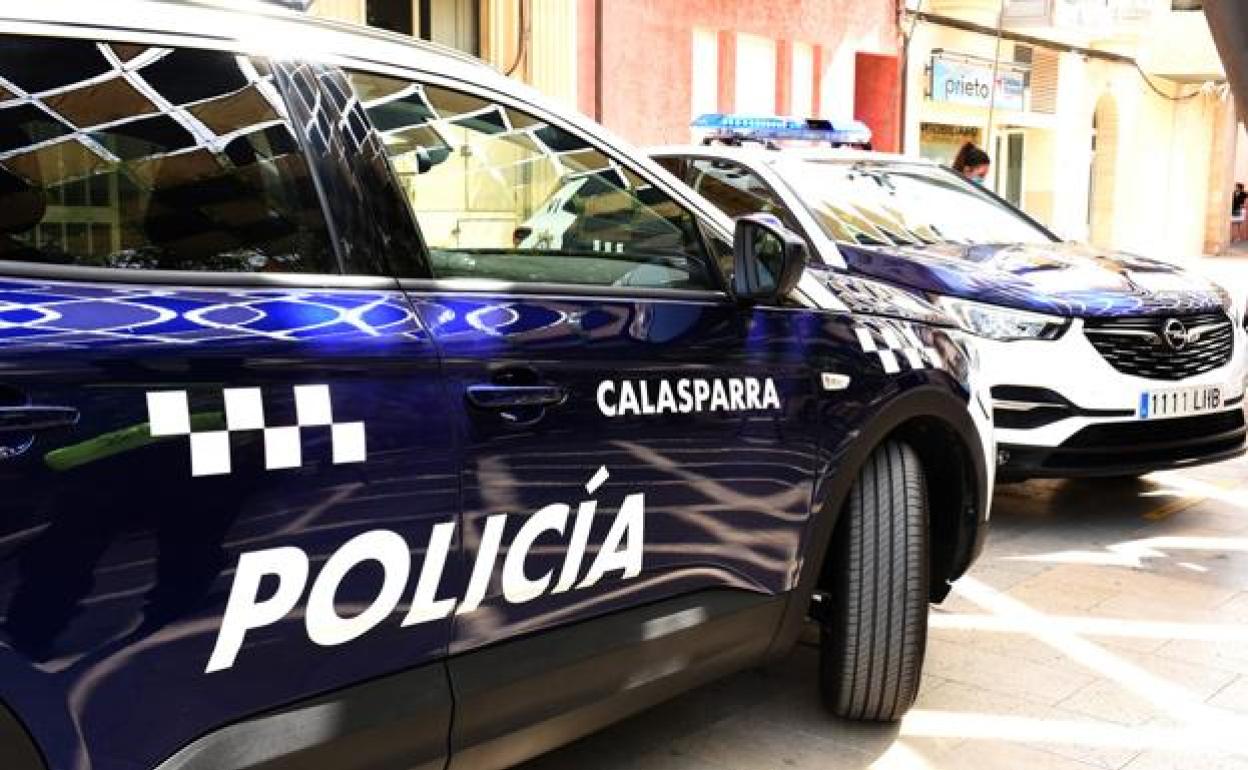 Dos vehículos de la Policía Local de Calasparra. 