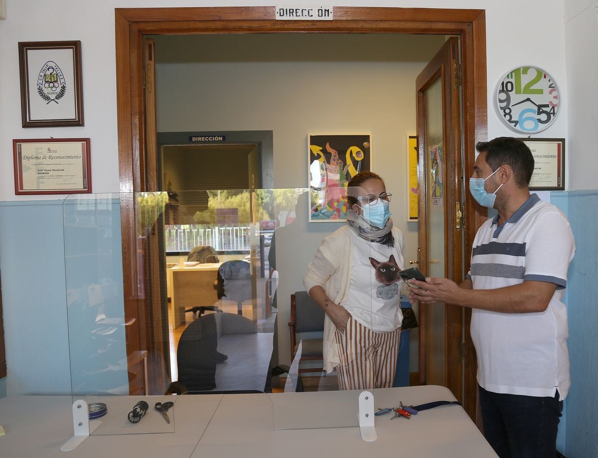 Profesores y personal de mantenimiento preparan las aulas y las dependencias del colegio Tello Tellez de Palencia de cara al nuevo curso influenciado por la Covid-19.