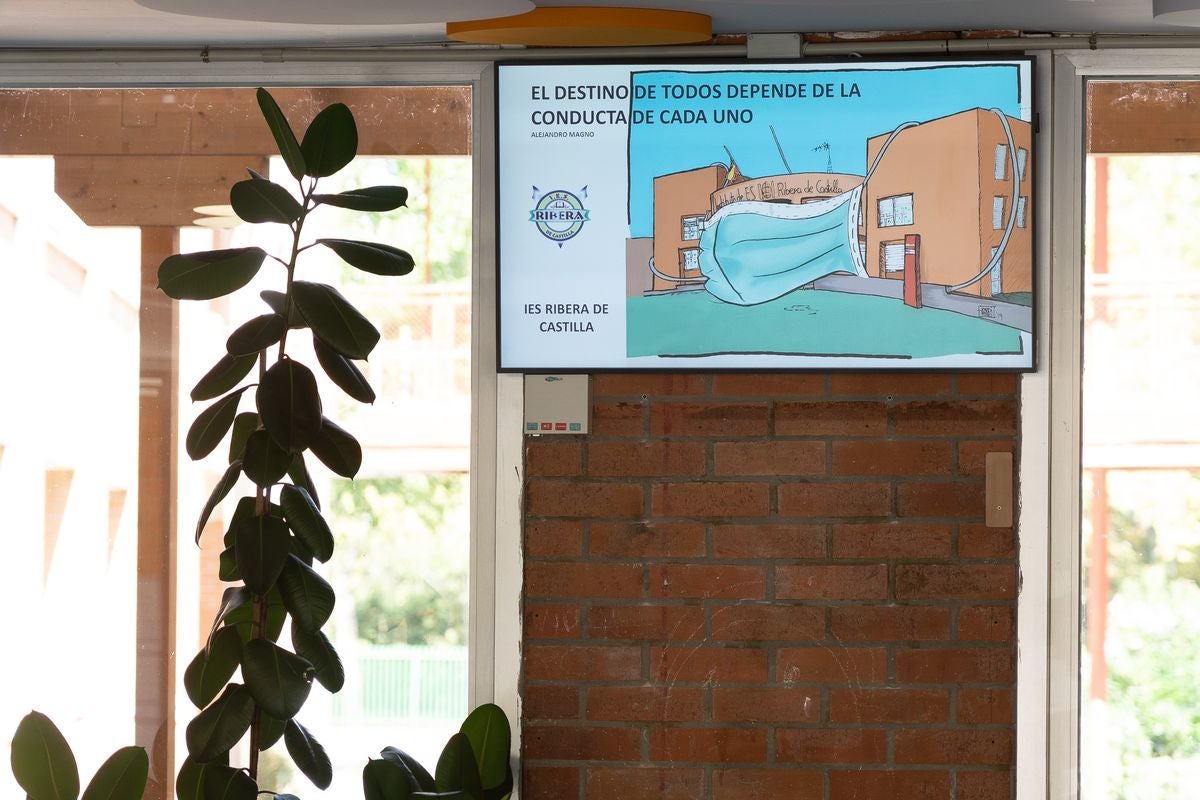 Profesores y personal de mantenimiento preparan las aulas y las dependencias del colegio Tello Tellez de Palencia de cara al nuevo curso influenciado por la Covid-19.