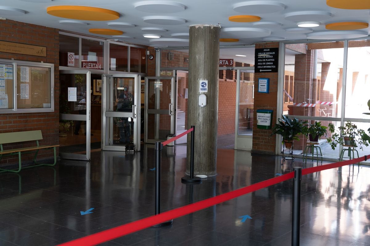 Profesores y personal de mantenimiento preparan las aulas y las dependencias del colegio Tello Tellez de Palencia de cara al nuevo curso influenciado por la Covid-19.