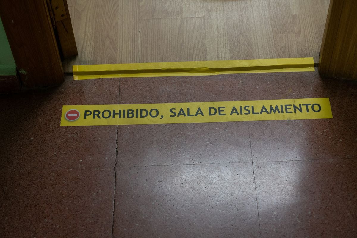 Profesores y personal de mantenimiento preparan las aulas y las dependencias del colegio Tello Tellez de Palencia de cara al nuevo curso influenciado por la Covid-19.