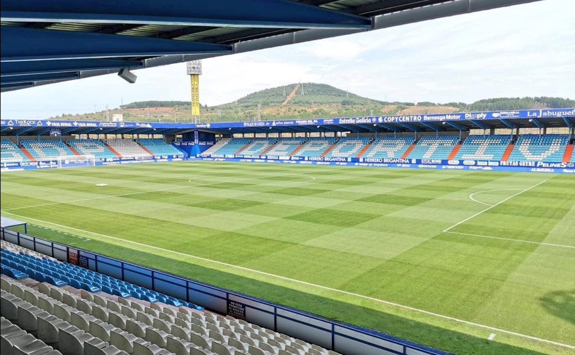 Vista del terreno de juego del estadio de El Toralín en Ponferrada. 