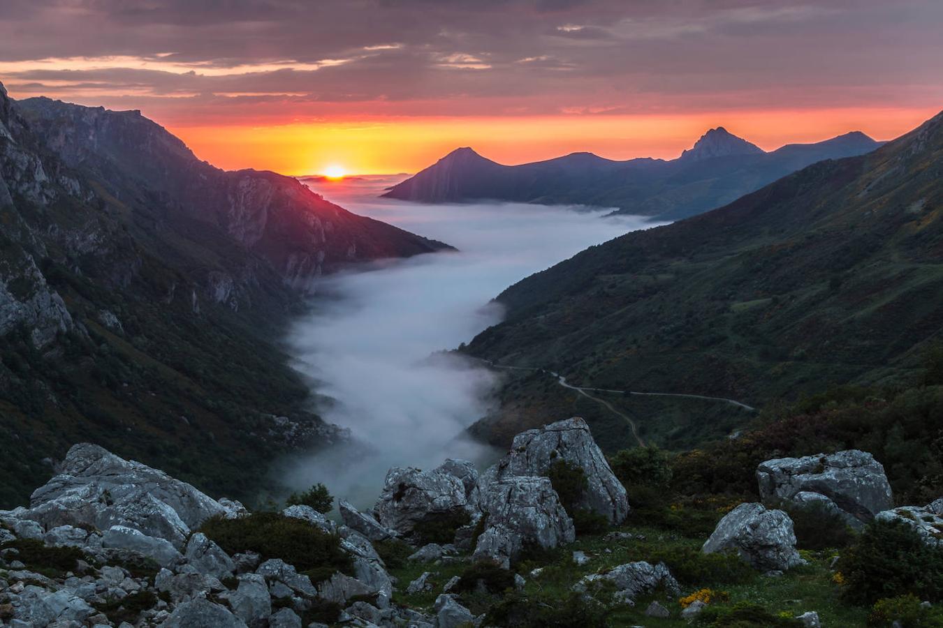 Atardecer desde uno de los muchos rincones privilegiados que esconde el Parque Natural de Somiedo.