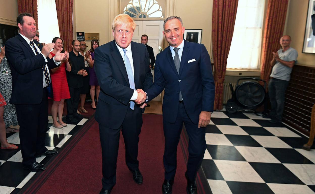 Johnson y Sedwill se estrechan la mano en la toma de posesión del primer ministro, en julio del año pasado, mientras Cummings aplaude en la esquina.