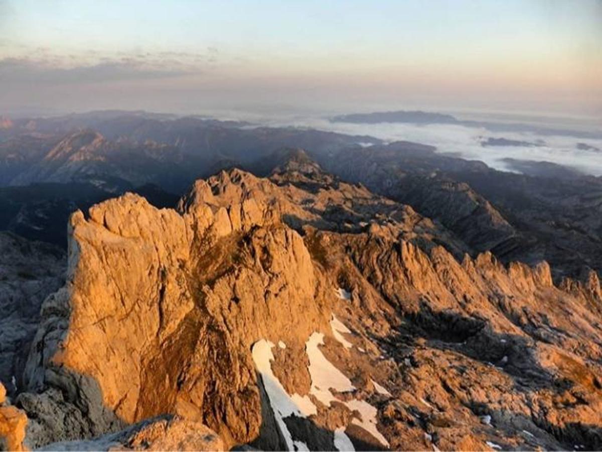 Amanecer también desde la cumbre de Peña Santa de Enol (2.486 m) con vistas a la arista de los Argaos en Picos de Europa. Foto: Joaquín Álvarez