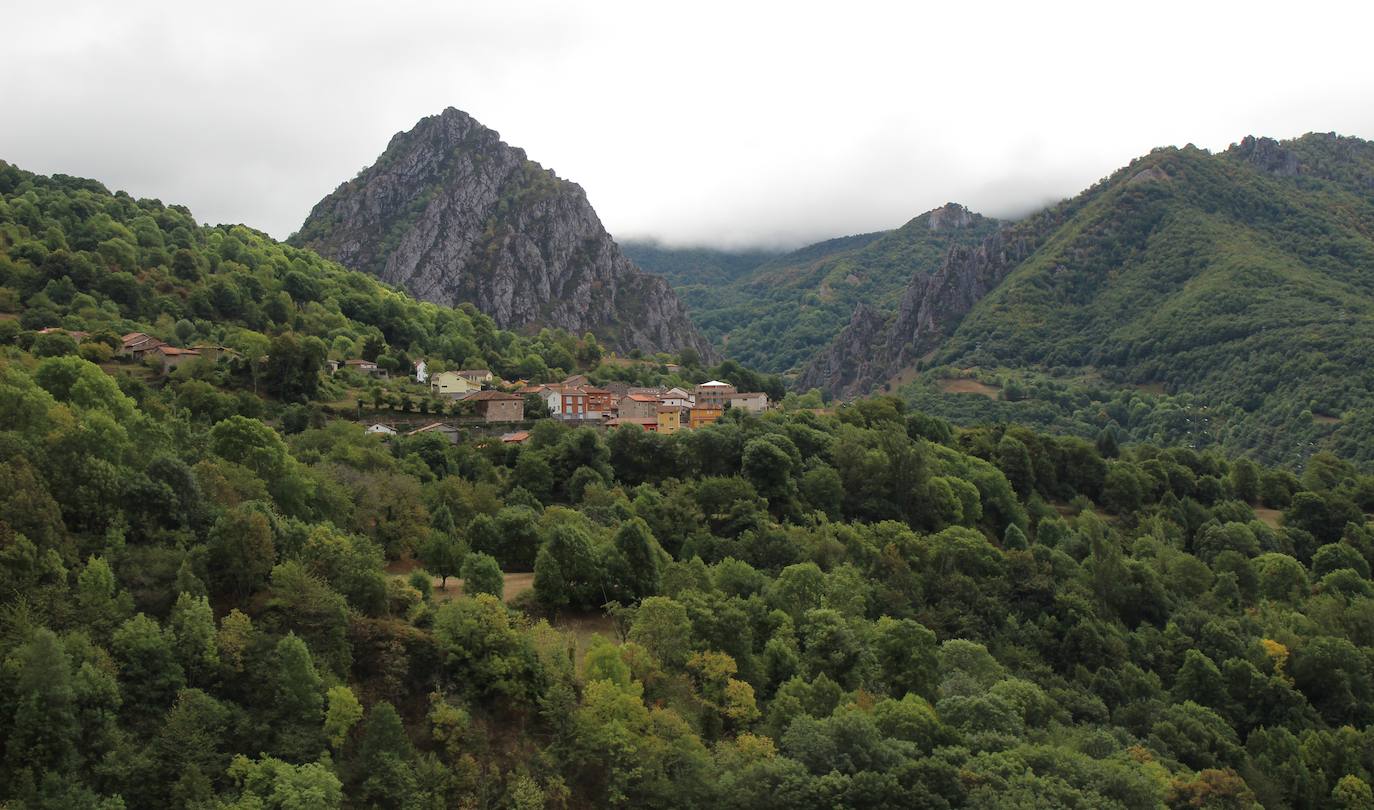 El Consorcio Provincial de Turismo y Leonoticias realizan un recorrido entre los municipios de Sajambre y Valdeón para descubri una de las joyas de la provincia a través de sus paisajes espectaculares y su arquitectura tradicional