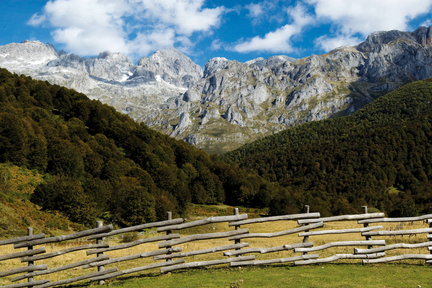 El Consorcio Provincial de Turismo y Leonoticias realizan un recorrido entre los municipios de Sajambre y Valdeón para descubri una de las joyas de la provincia a través de sus paisajes espectaculares y su arquitectura tradicional