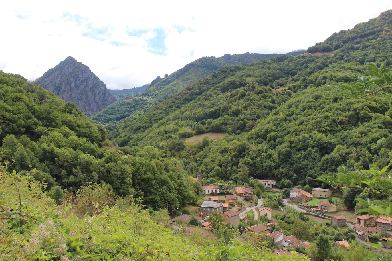 El Consorcio Provincial de Turismo y Leonoticias realizan un recorrido entre los municipios de Sajambre y Valdeón para descubri una de las joyas de la provincia a través de sus paisajes espectaculares y su arquitectura tradicional