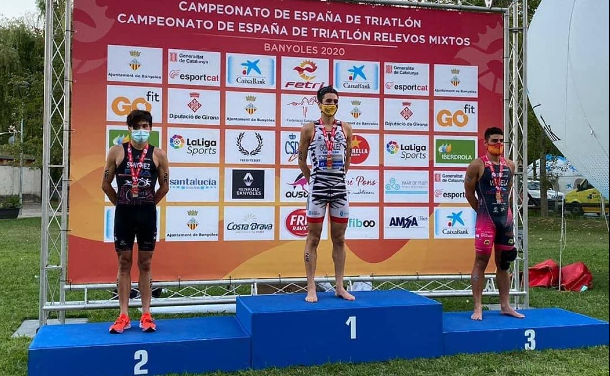 Kevin Tarek Viñuela (D), en el podio del Campeonato de España de Triatlón. 