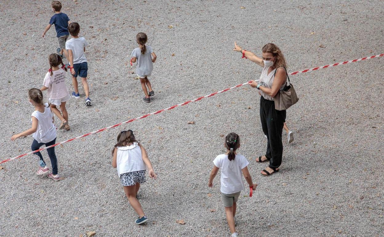 Alumnos entran a un colegio con distancia social este lunes en Madrid. 
