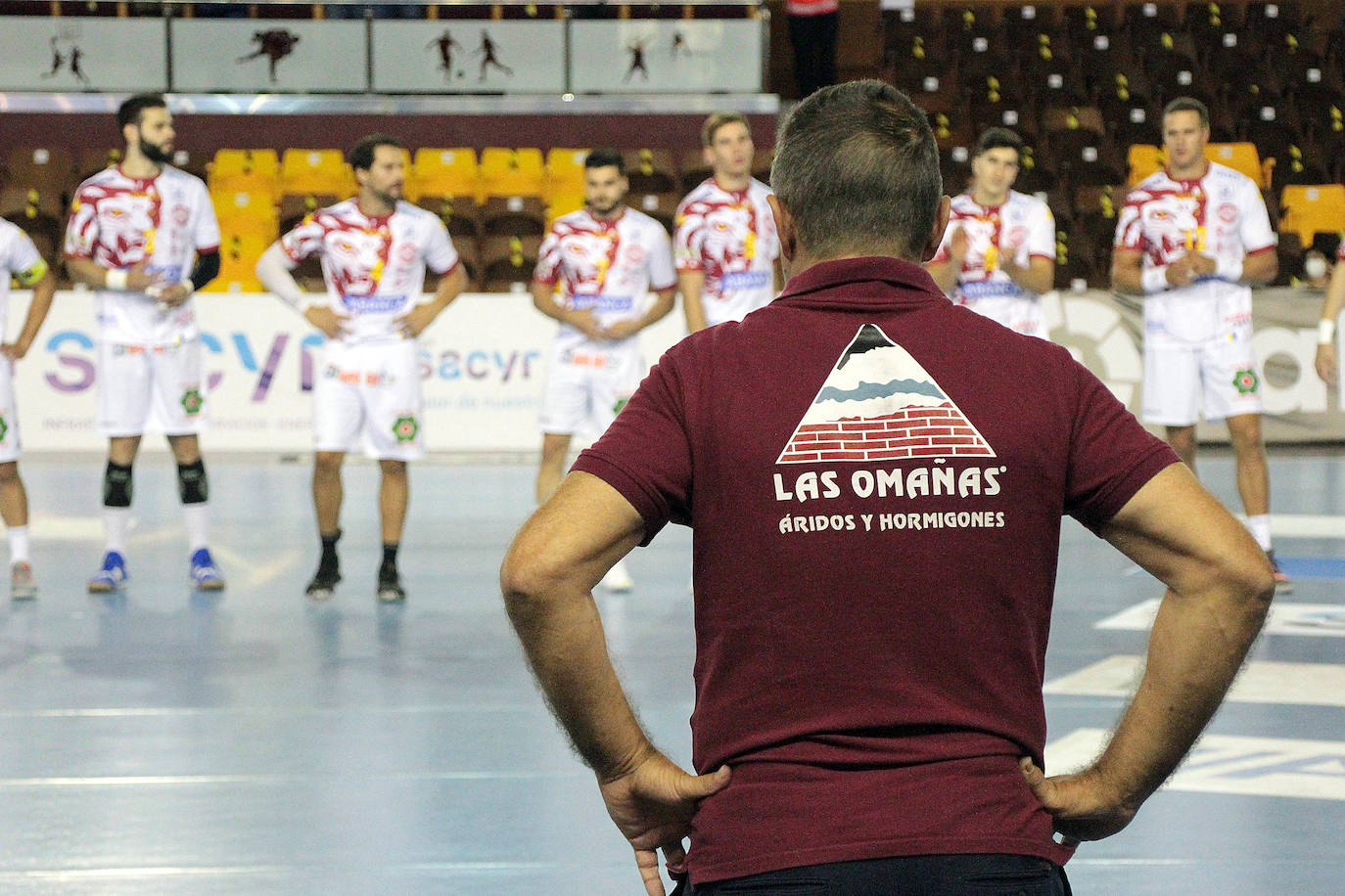 El conjunto leonés se impone al Balonmano Benidorm en la vuelta del balonmano a León.