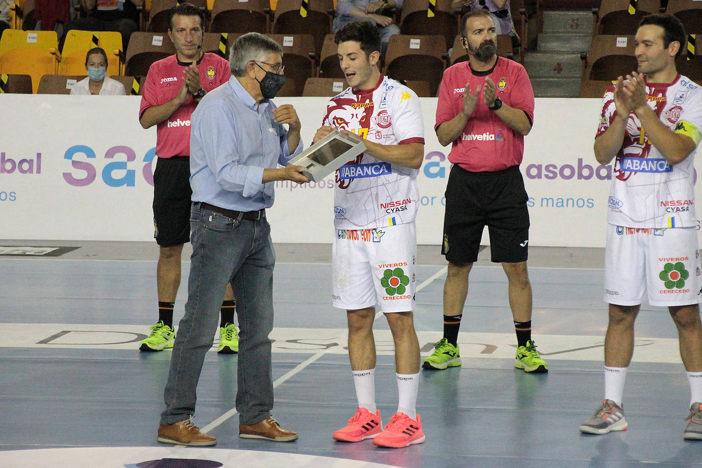 El conjunto leonés se impone al Balonmano Benidorm en la vuelta del balonmano a León.