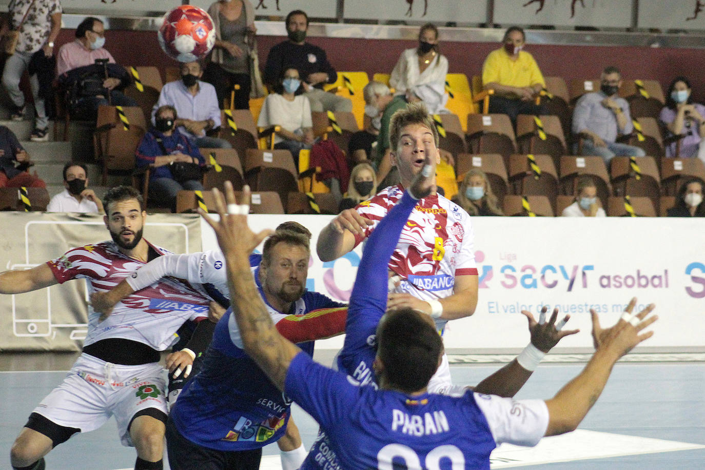 El conjunto leonés se impone al Balonmano Benidorm en la vuelta del balonmano a León.