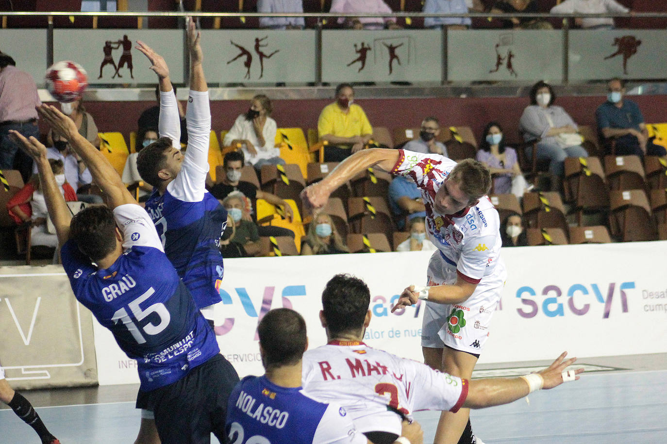 El conjunto leonés se impone al Balonmano Benidorm en la vuelta del balonmano a León.