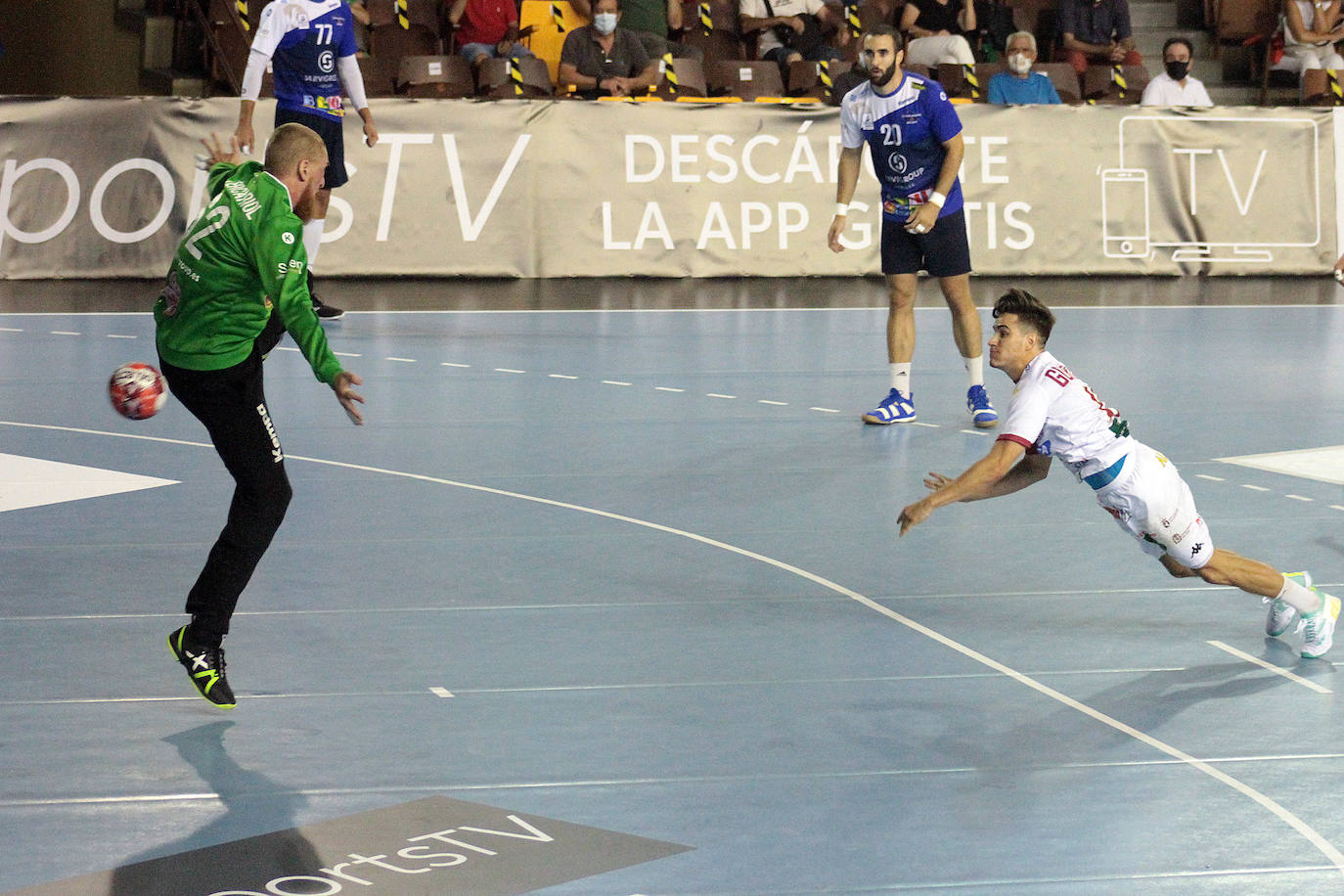 El conjunto leonés se impone al Balonmano Benidorm en la vuelta del balonmano a León.