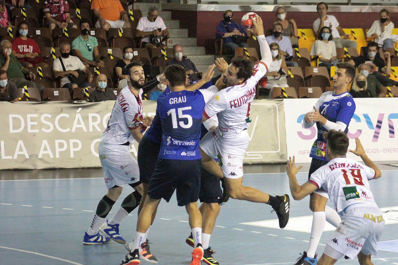 El conjunto leonés se impone al Balonmano Benidorm en la vuelta del balonmano a León.