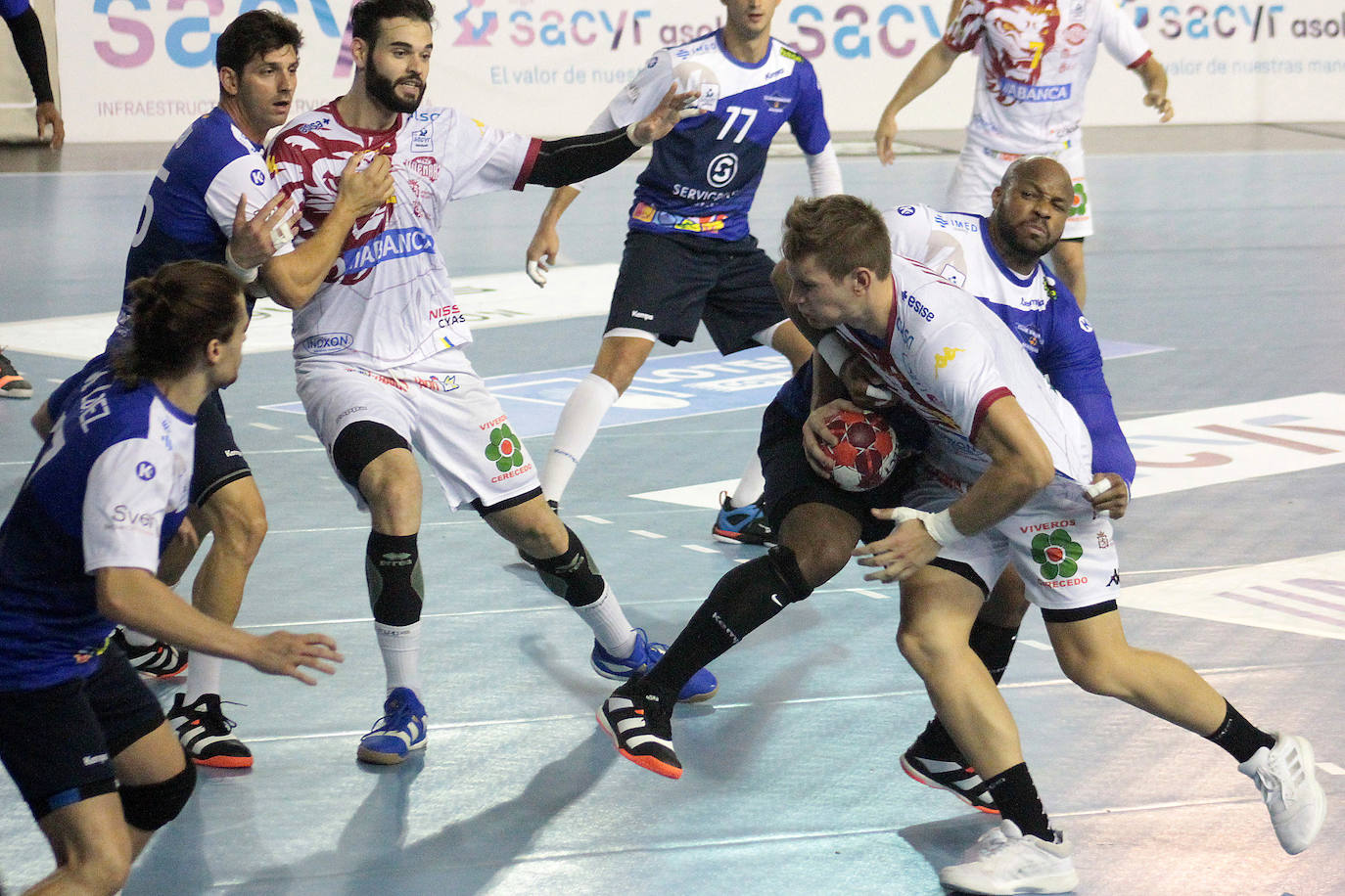 El conjunto leonés se impone al Balonmano Benidorm en la vuelta del balonmano a León.