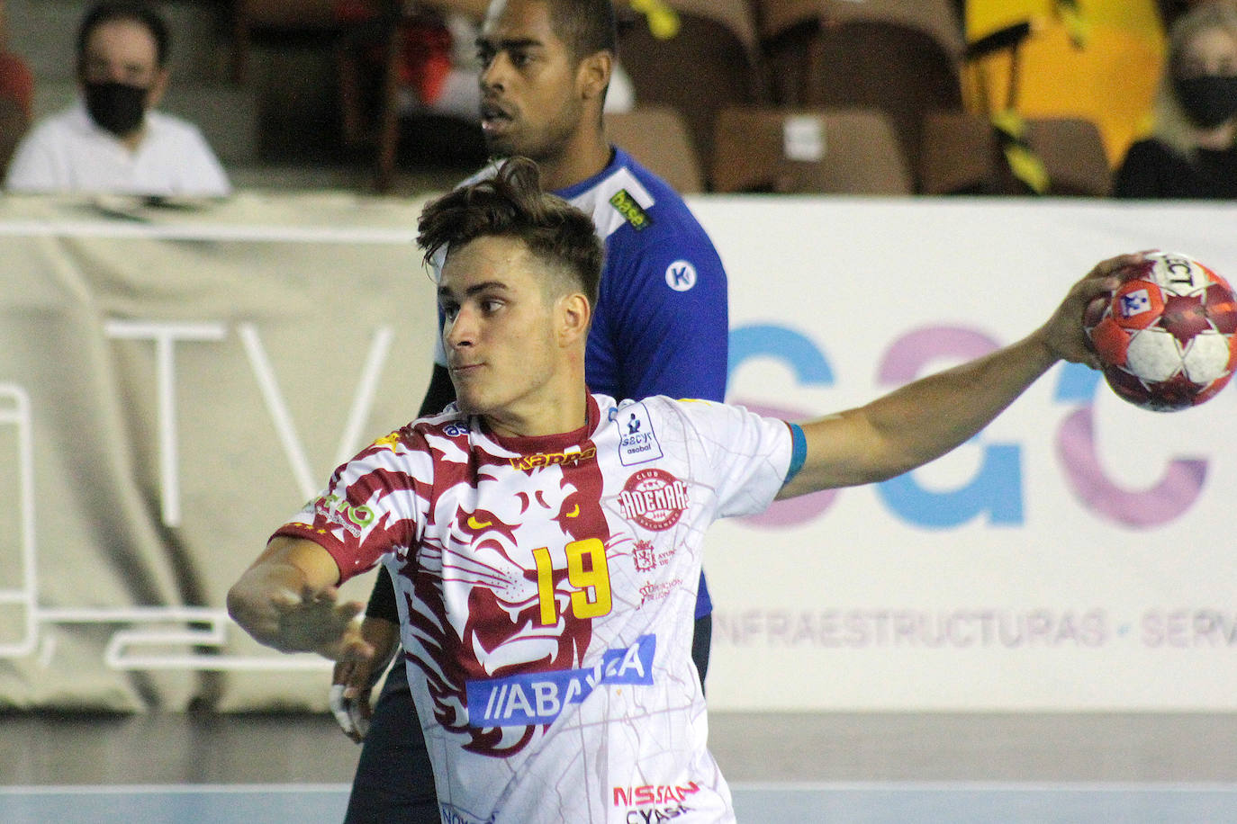 El conjunto leonés se impone al Balonmano Benidorm en la vuelta del balonmano a León.