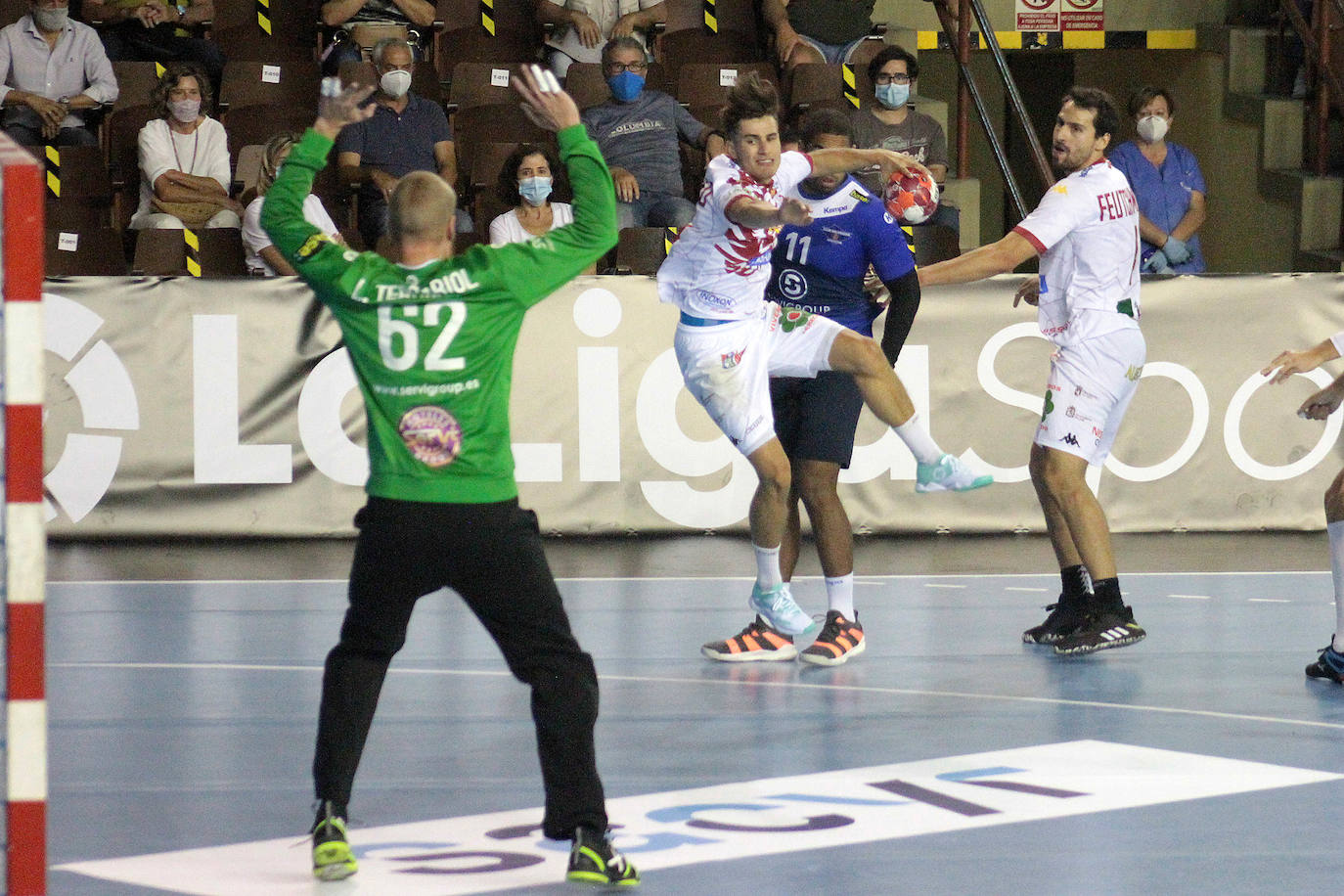 El conjunto leonés se impone al Balonmano Benidorm en la vuelta del balonmano a León.