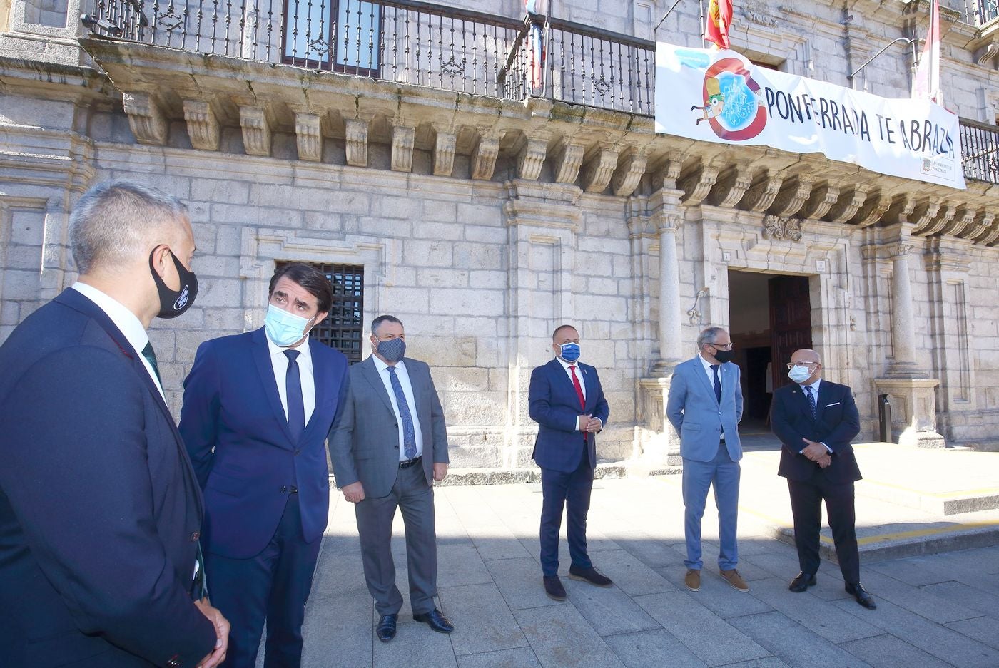 El jefe de Urgencias del Hospital del Bierzo, José Ramón Casal; el consejero de Fomento y Medio Ambiente, Juan Carlos Suárez-Quiñones; el presidente de la Diputación de León, Eduardo Morán, el presidente del Consejo Comarcal del Bierzo, Gerardo Álvarez Courel; el alcalde de Ponferrada, Olegario Ramón; y el subdelegado del Gobierno en León, Faustino Sánchez, durante el acto institucional con motivo del Día del Bierzo.