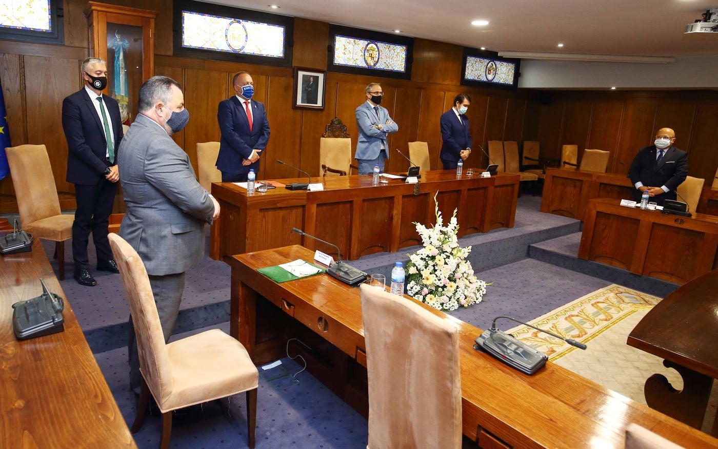 El jefe de Urgencias del Hospital del Bierzo, José Ramón Casal; el consejero de Fomento y Medio Ambiente, Juan Carlos Suárez-Quiñones; el presidente de la Diputación de León, Eduardo Morán, el presidente del Consejo Comarcal del Bierzo, Gerardo Álvarez Courel; el alcalde de Ponferrada, Olegario Ramón; y el subdelegado del Gobierno en León, Faustino Sánchez, durante el acto institucional con motivo del Día del Bierzo.