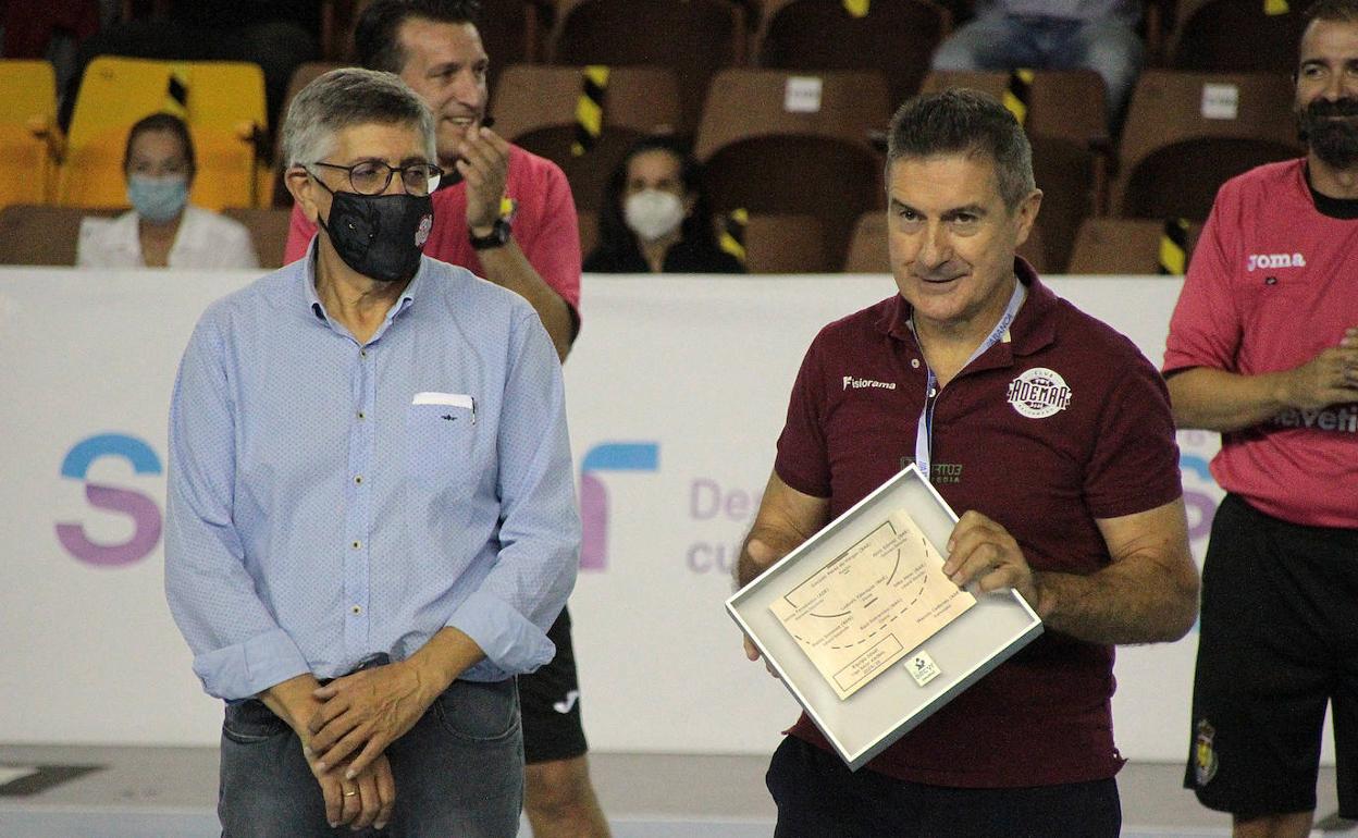 Manolo Cadenas recibe el premio a mejor entrenador.