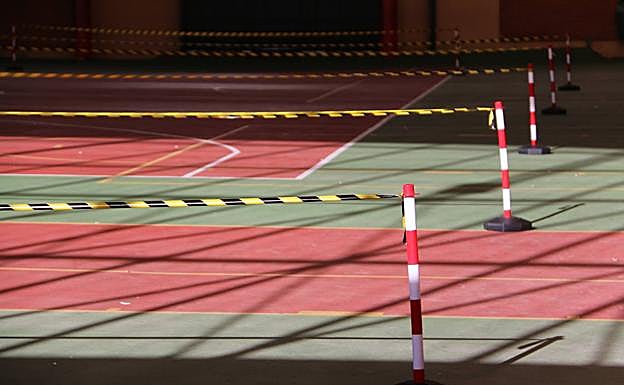Galería. El patio del Colegio Leonés 'Jesús Maestro' preparado para el regreso de los alumnos.