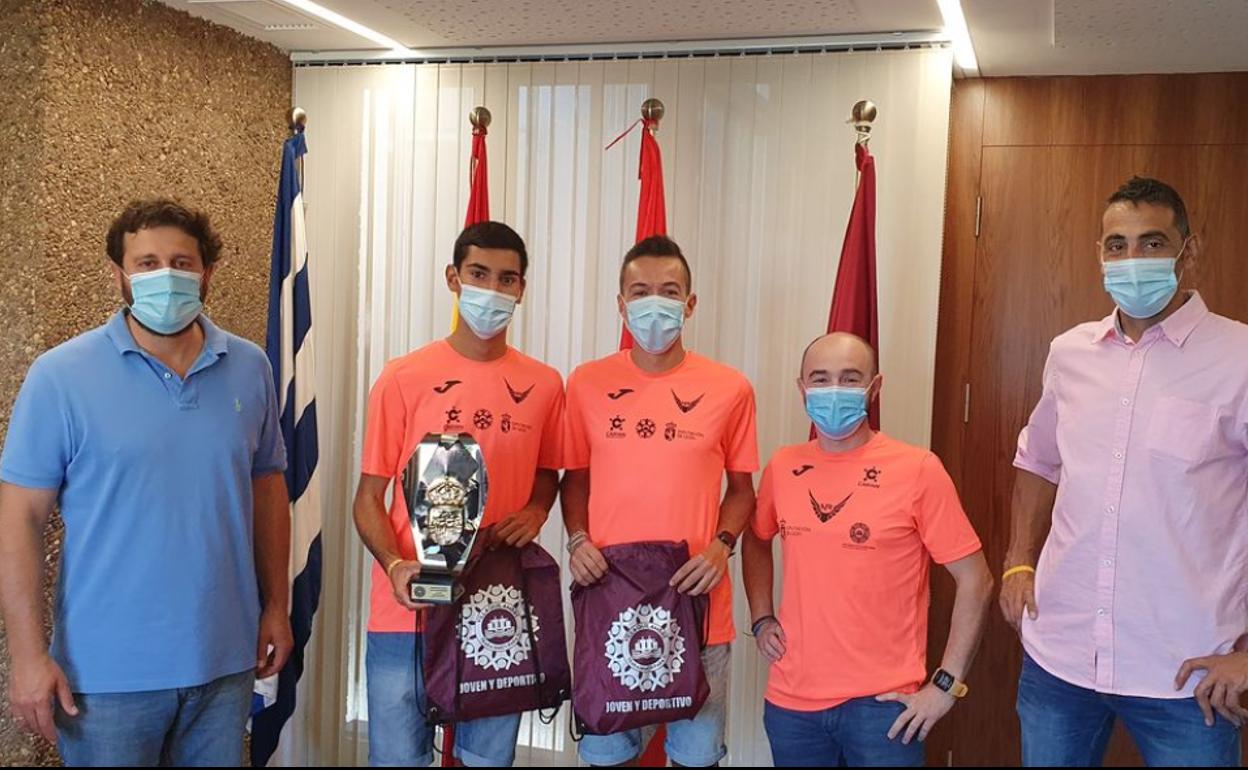 Manuel García y Rodrigo Valle posan junto a los 'New Runers'.