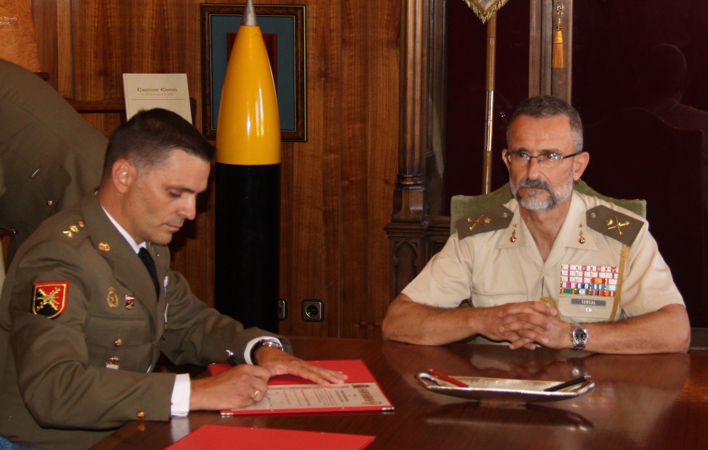 El teniente coronel Carlos Pereira toma el relevo en presencia de Santiago Calderón. 