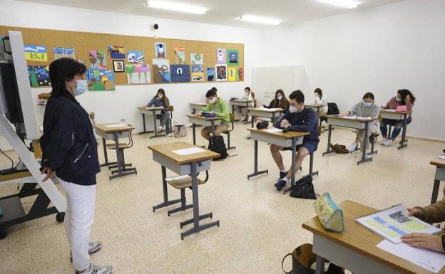 Alumnos reciben clases con mascarilla. 