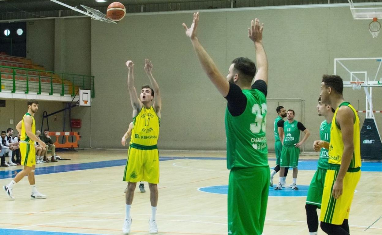 Marcos Pérez lanzando un tiro libre ante C.B. Chantada.