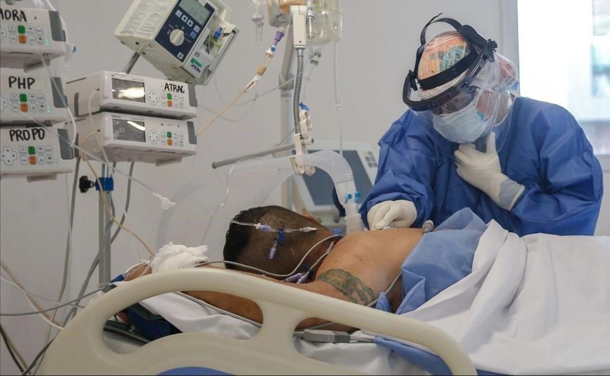 Imagen de un paciente Covid en una Unidad de Cuidados Intensivos (UCI).