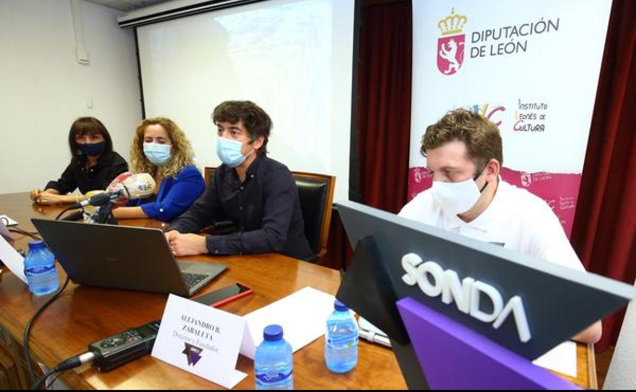 La concejala de Cultura de Cacabelos, Inés Díaz; la edil de Educación y Cultura de Camponaraya, Yoana Franco; el diputado de Cultura y vicepresidente del ILC, Pablo López Presa; y el director y fundador de Sonda Music, Alejandro Zabaleta, en la presentación.