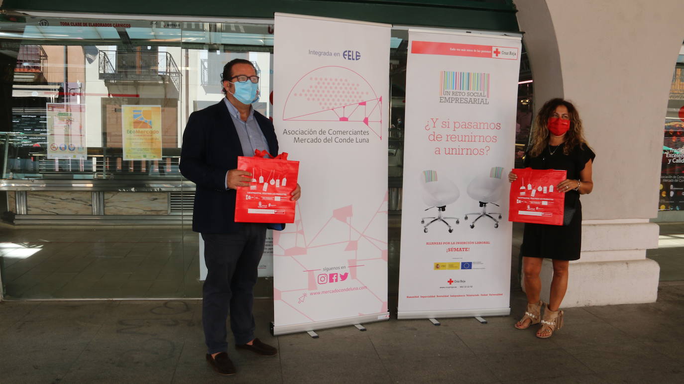 Cruz Roja y la Asociación de Comerciantes colaboran para concienciar a la sociedad