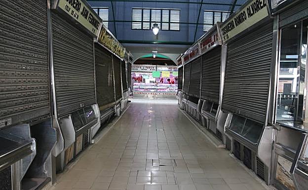 Galería. Tiendas vacías de productos y clientes en el Mercado del Conde Luna.