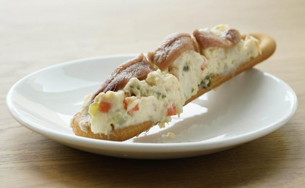 La tapa de ensaladilla coronada por una anchoa del Bar Fénix.