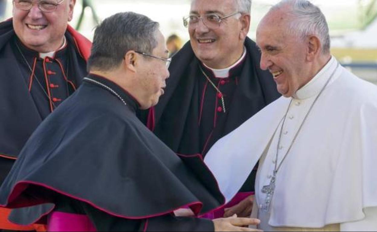 Bernardito Auza junto al Papa Francisco.