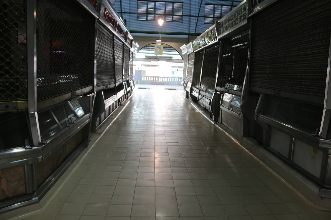 Más de la mitad de los puestos del Conde Luna permanecen cerrados y el resto esperan visibilidad y soluciones