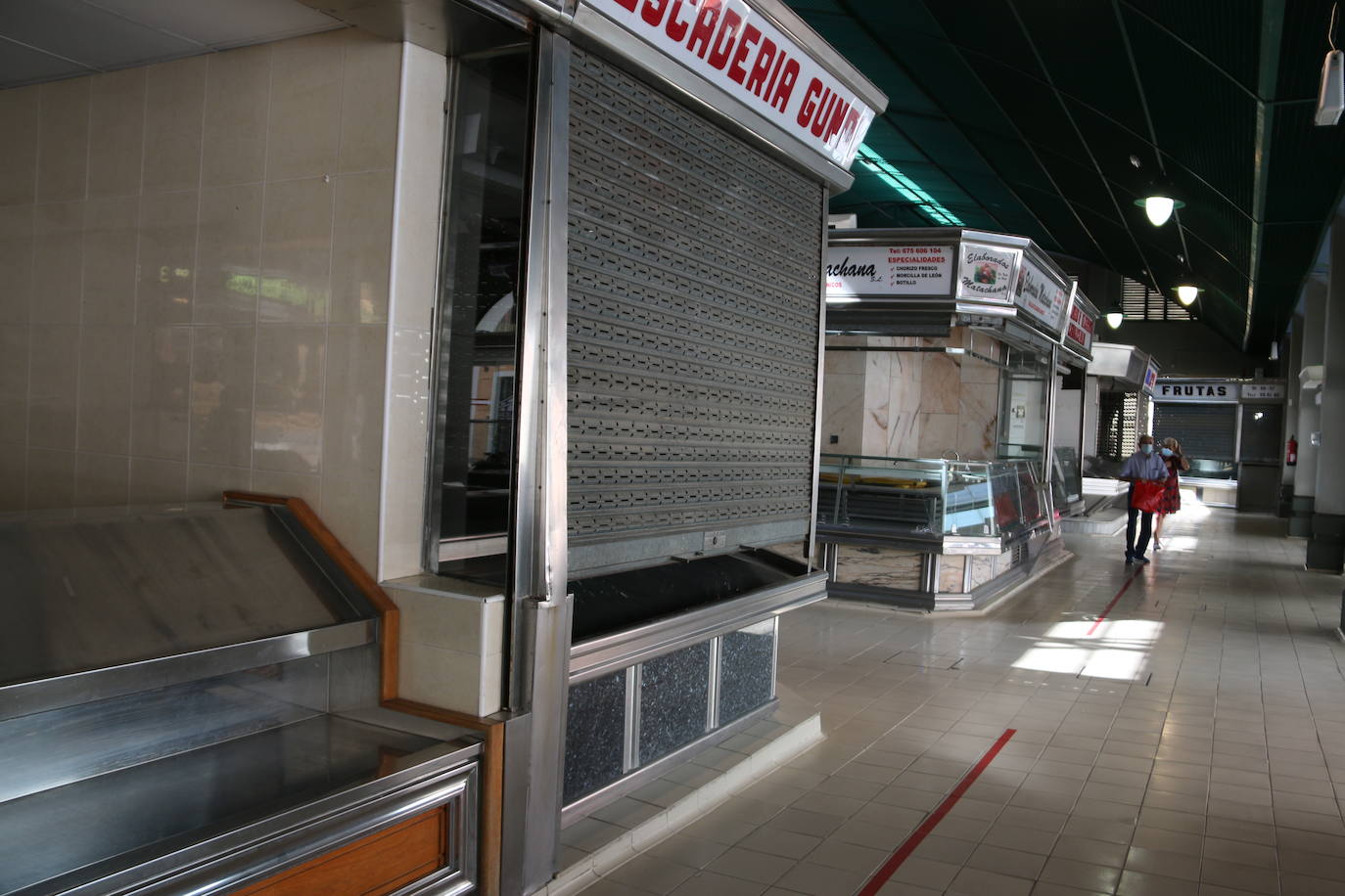 Más de la mitad de los puestos del Conde Luna permanecen cerrados y el resto esperan visibilidad y soluciones