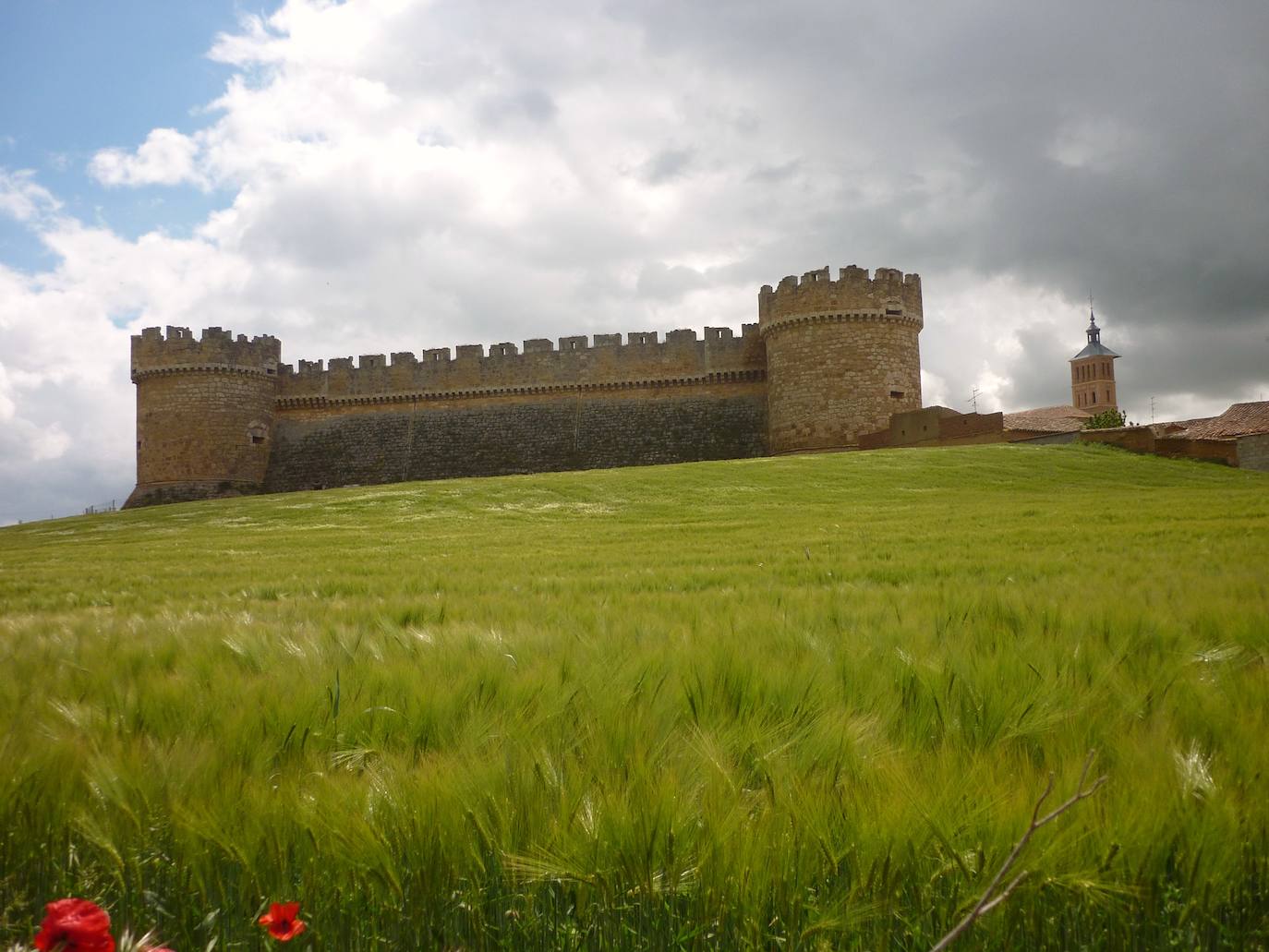 El Consorcio Provincial de Turismo y Leonoticias realizan un recorrido por Sahagún, Grajal de Campos y San Pedro de las Dueñas para reencontrase con el pasado de esta provincia que sigue vivo gracias a fiestas, ferias y visitas guiadas por monumentos únicos