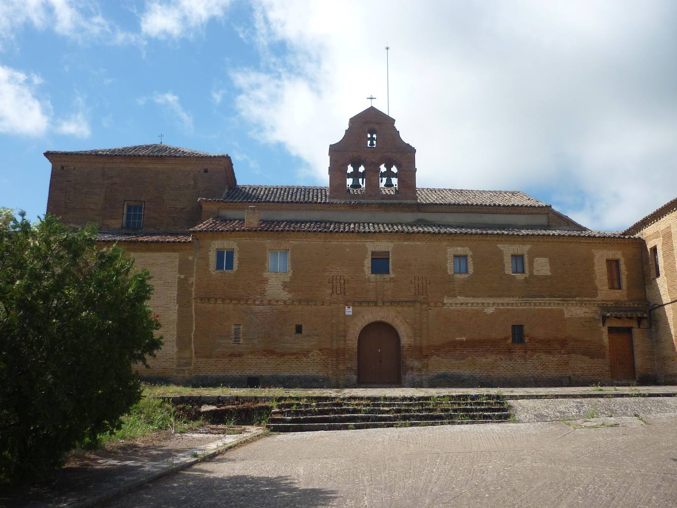 El Consorcio Provincial de Turismo y Leonoticias realizan un recorrido por Sahagún, Grajal de Campos y San Pedro de las Dueñas para reencontrase con el pasado de esta provincia que sigue vivo gracias a fiestas, ferias y visitas guiadas por monumentos únicos