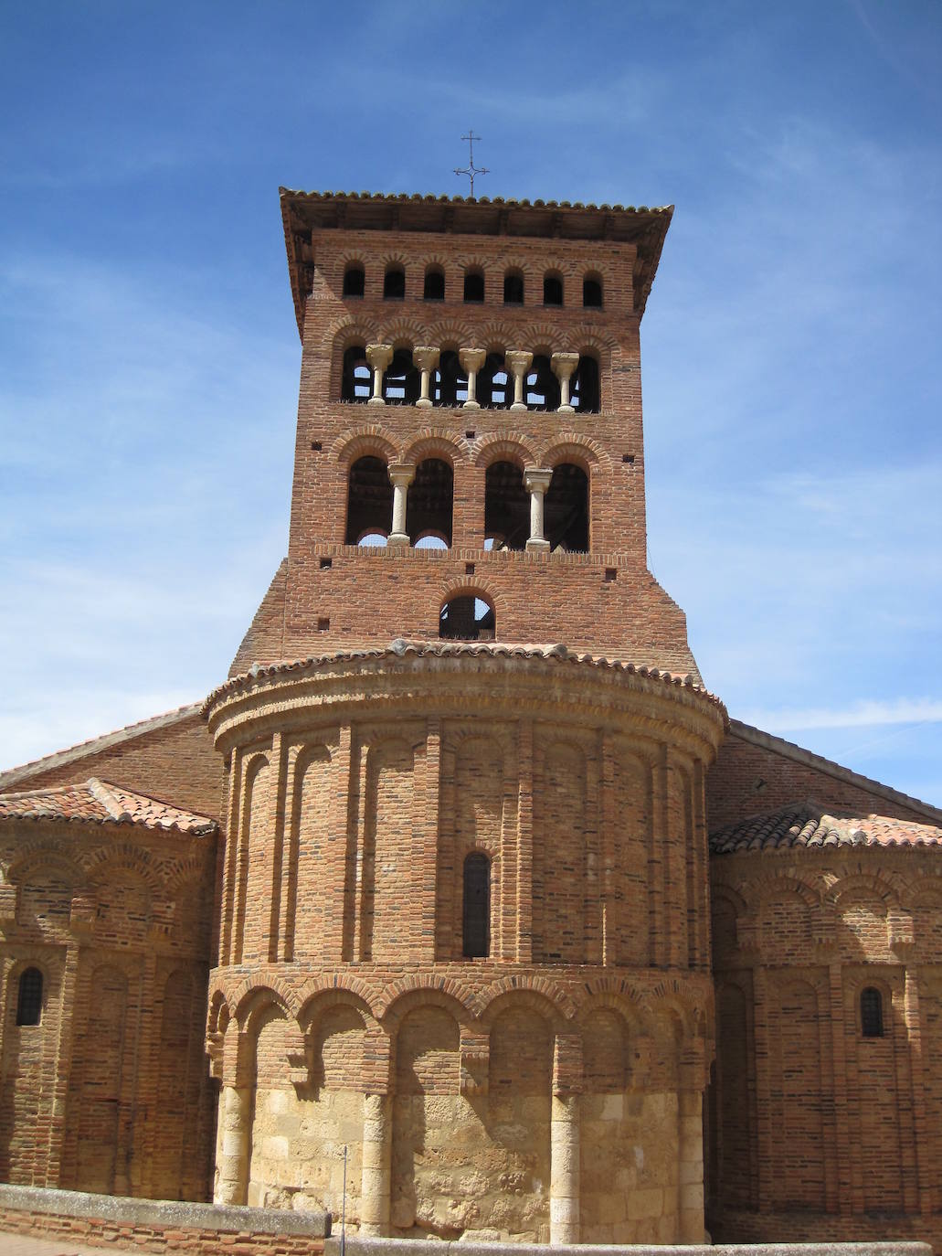 El Consorcio Provincial de Turismo y Leonoticias realizan un recorrido por Sahagún, Grajal de Campos y San Pedro de las Dueñas para reencontrase con el pasado de esta provincia que sigue vivo gracias a fiestas, ferias y visitas guiadas por monumentos únicos